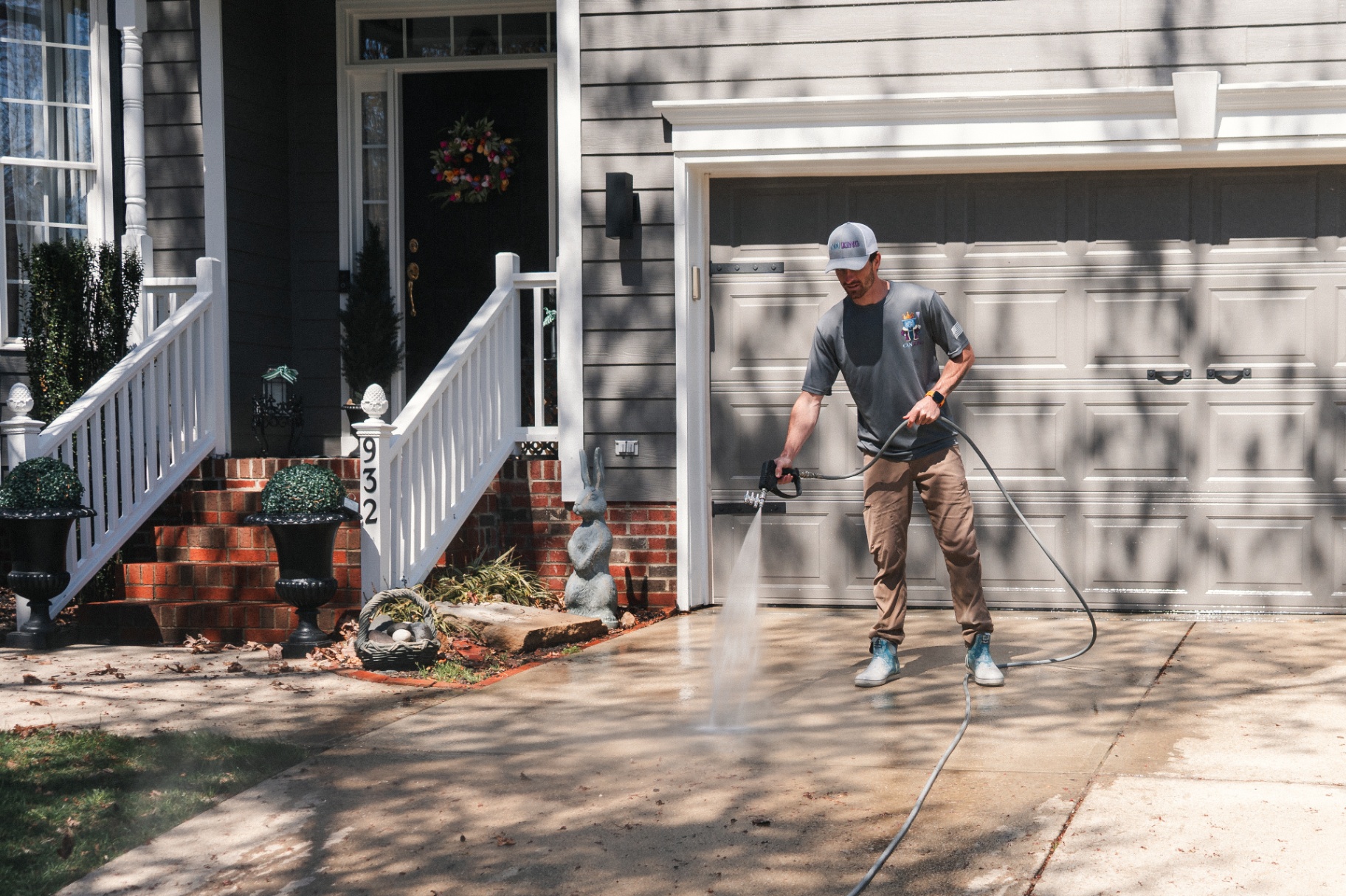 Can King pressure washing a driveway and garage entry